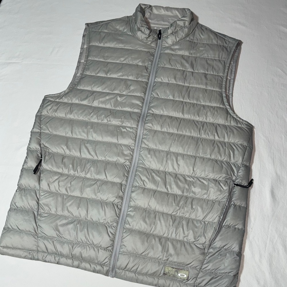 Oakley‎ Duck Down Puffer Vest Mens L Quilted Full Zip Gray Regular Fit Insulated